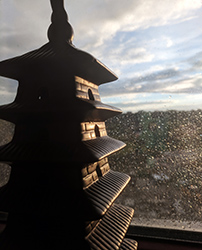 Small pagoda-shaped decor makes you think of places with real pagodas in the mountains.